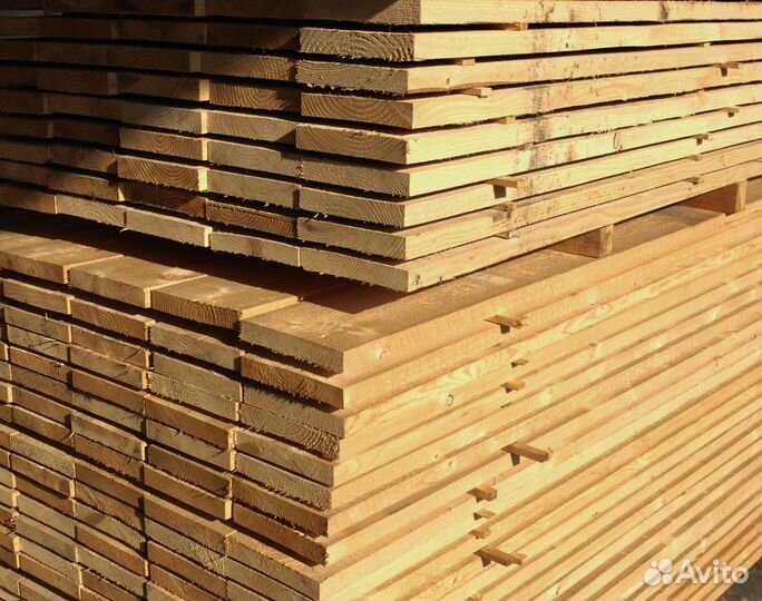 Строительный материал: доски из лиственницы