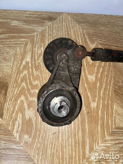 Натяжитель ремня Mercedes E w124