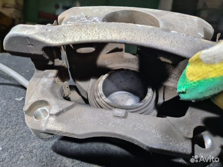 Суппорт тормозной передний Nissan X-Trail T31