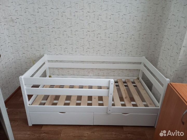 Детская кроватка с бортиками