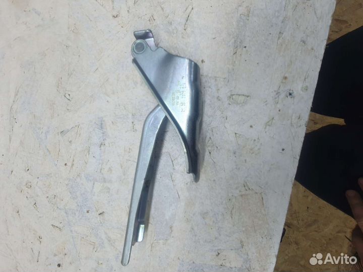 Оригинал Петля капота левая Шкода рапид 2