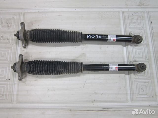 Задние стойки на рио 3. Амортизатор задний рио 3. Кия рио 2013 стойка задний. Задние стойки на рио 3. Задняя стойка солярис 2011.