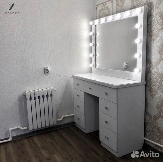 Туалетный столик визажиста с гримерным зеркалом