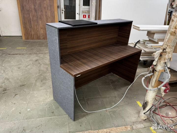 Стойка ресепшен