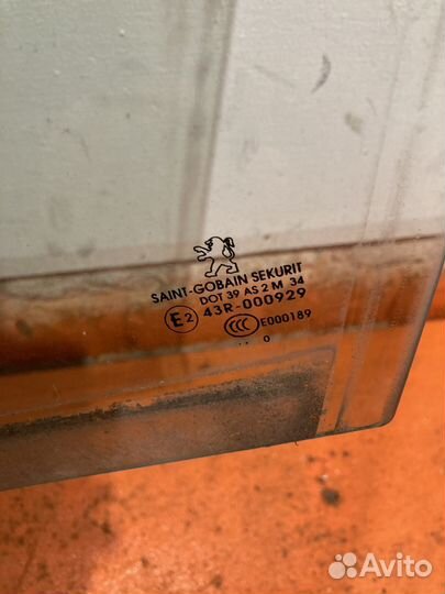 Стекло двери переднее левое Peugeot 3008
