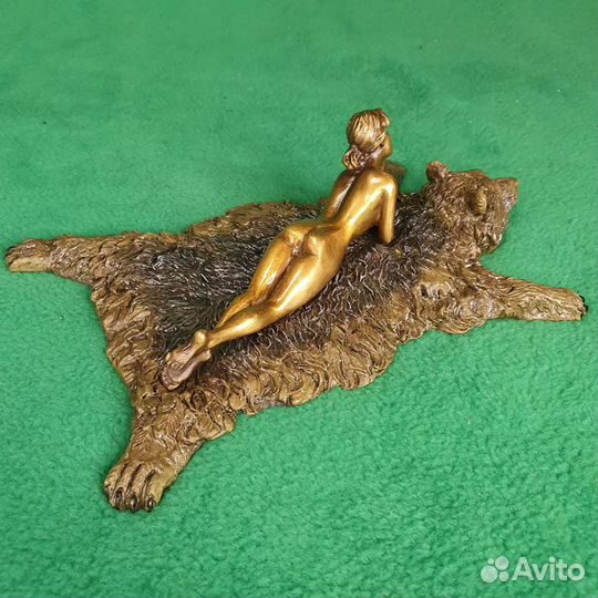Статуэтка бронза Девушка на шкуре медведя Эротика