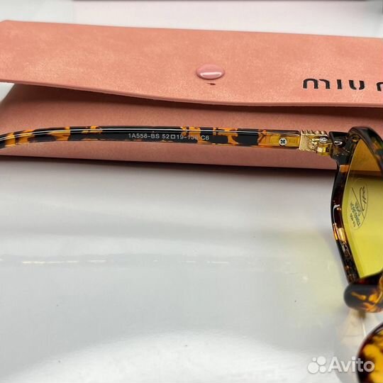 Солнцезащитные очки Miu Miu