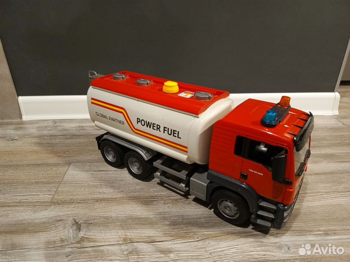 Бензовоз bruder