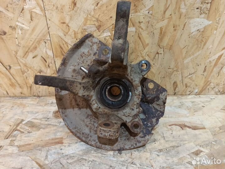 Кулак поворотный левый Mitsubishi Carisma