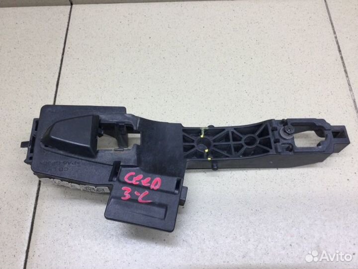 Кронштейн ручки Kia Ceed универсал G4FC 2019