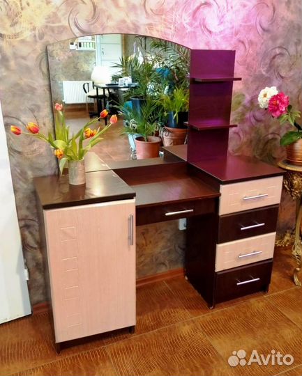 Туалетный столик с зеркалом,Кухонный стол-тумба