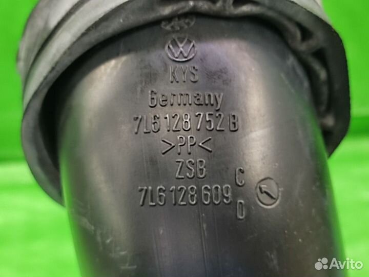 Патрубок воздушного фильтра левый VW Touareg 02-10