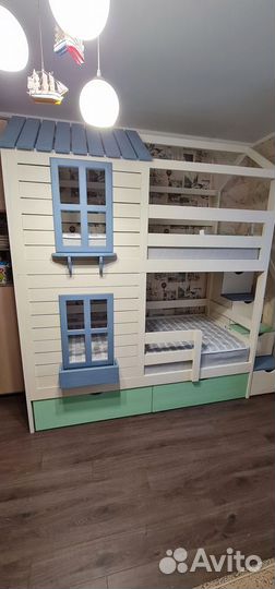 Двухъярусная кровать домик