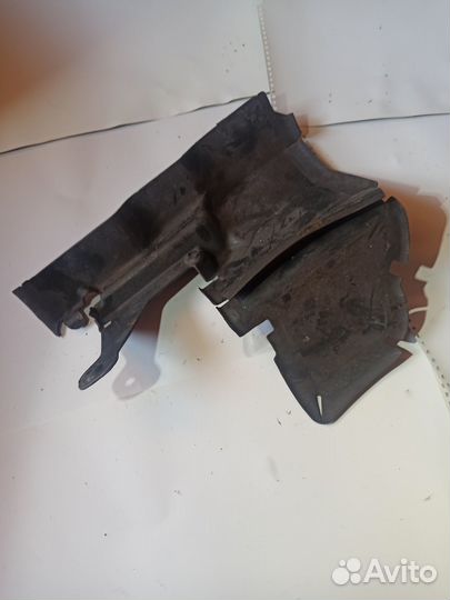 Пыльник дефлектор радиатора R Volvo S80 II 2.5T