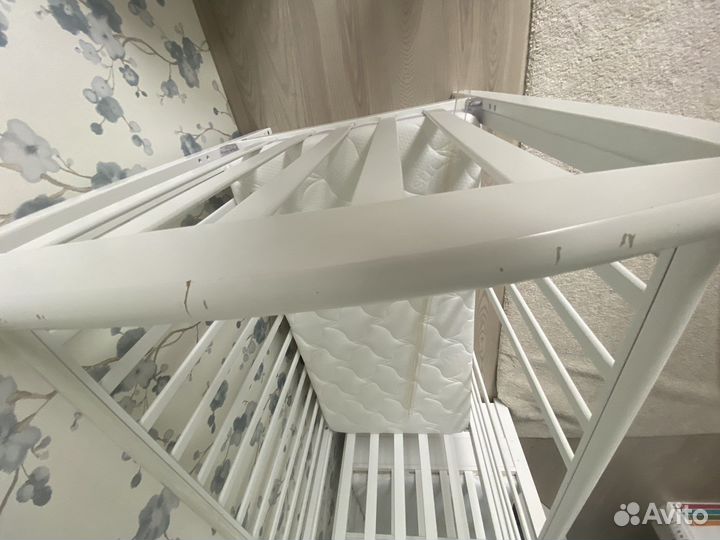 Детская кроватка с маятником