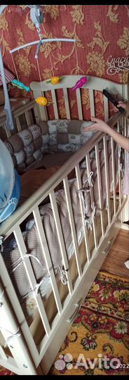 Кроватка с поперечным маятником