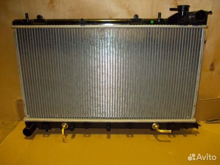 Радиатор охлаждения двигателя передний Subaru