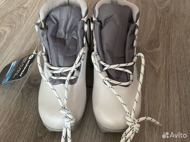 Лыжные ботинки 36 новые