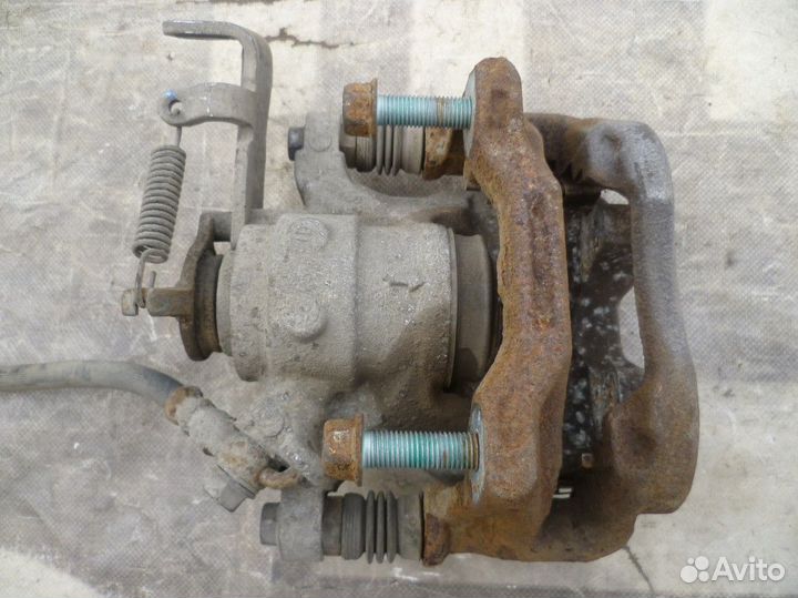 Мазда 3 Суппорт задний левый