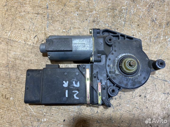 Моторчик передний правый Skoda Octavia Tour C128