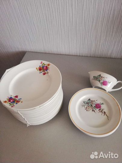 Тарелки полупорционные и молочник