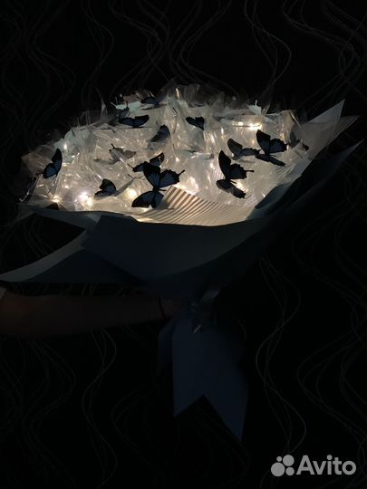 Сияющий букет из бабочек