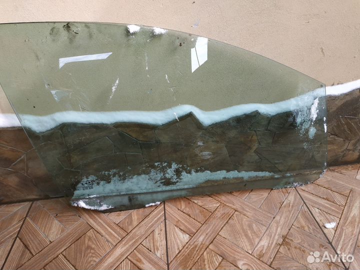 Стекло правое.Внутренности двери для форд с мах