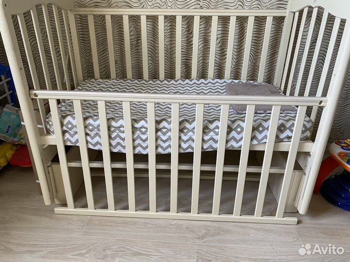 Детская кровать с маятником