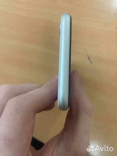 iPhone SE, 64 ГБ