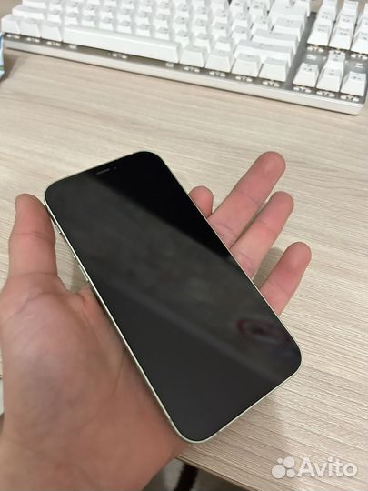Телефон iPhone 12
