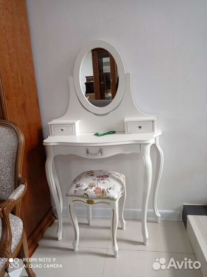 Трельяж туалетные столики с пуфиками