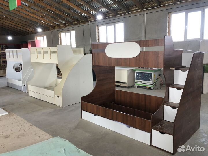 Двухъярусная кровать с лестницей-комодом