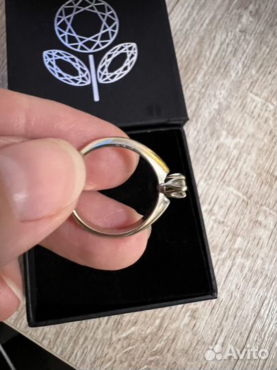 Кольцо из белого золота с бриллиантом