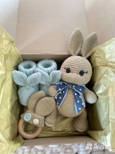 Вязаная погремушка, пинетки, плед, новые