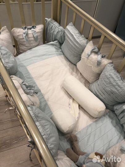 Детская кроватка с маятником и ящиком