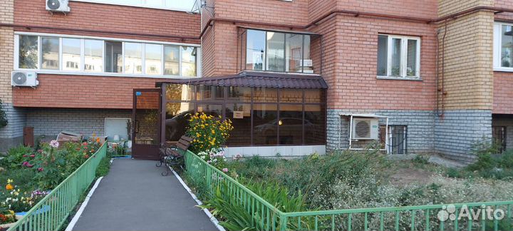 Менеджер в офисе на телефоне