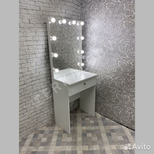 В наличии Гримерный столик с зеркалом 60*160