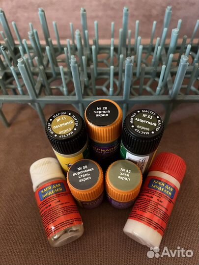 Акриловая краска, клей и подставка Zvezda