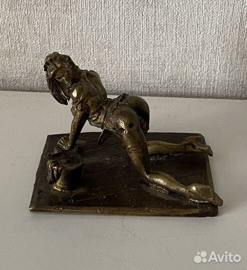 Бронзовая статуэтка Девушка Ню