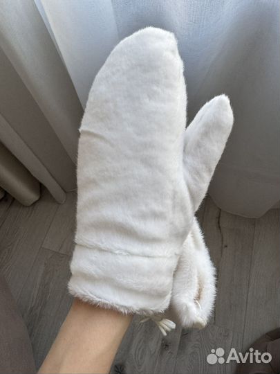 Варежки женские белые