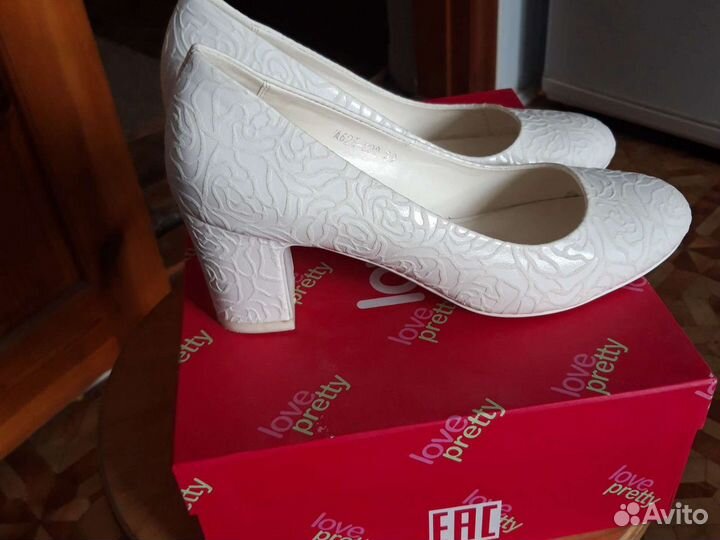 Туфли белые