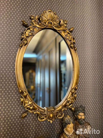 Настенное зеркало в резной раме