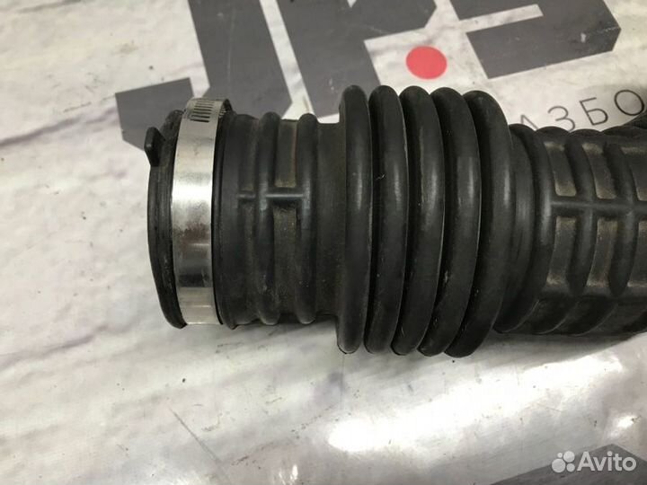 Патрубок воздушного фильтра передний правый