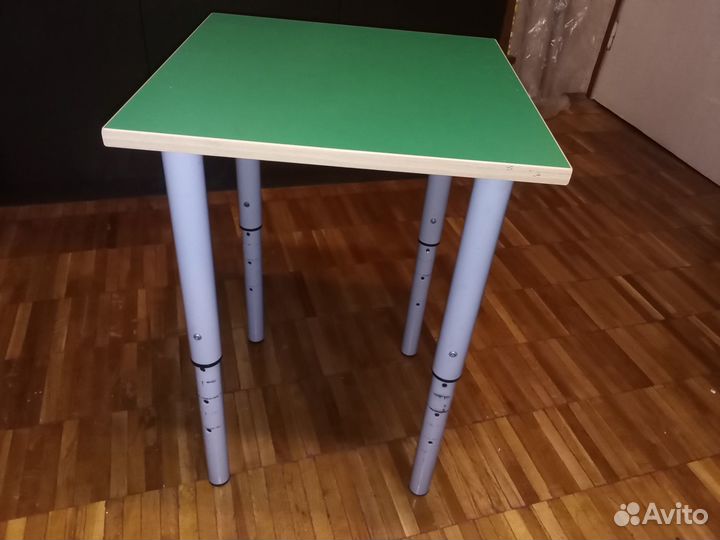 Стол детский, регулируемый по высоте