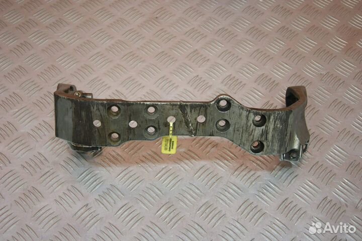 Крепление подножек Suzuki Intruder 400