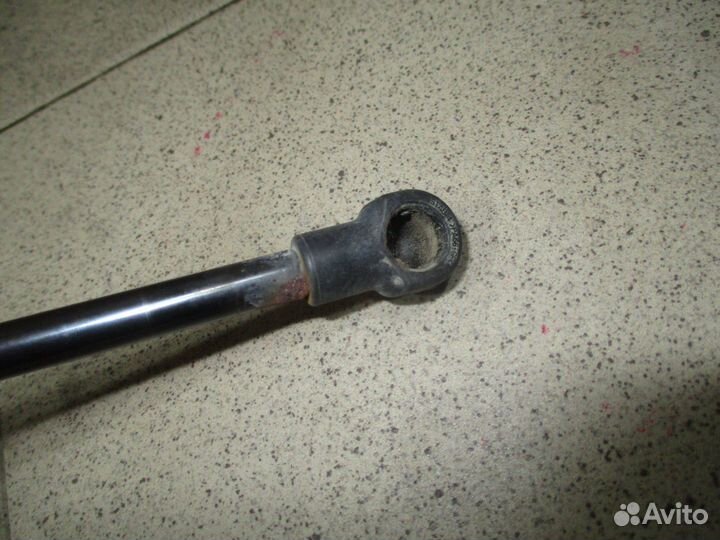 Амортизатор стекла багажника Toyota Land Cruiser