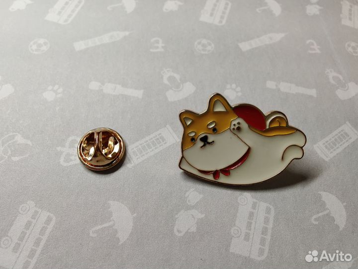 Значок собака Сиба Ину с плащом