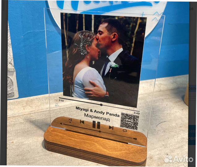 Трек пластинка с подставкой из дерева