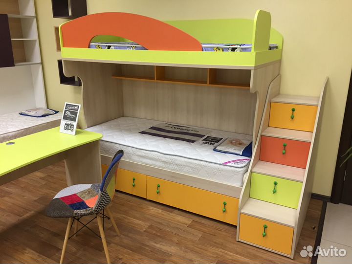 Кровать детская 2-х ярусная MIA и стол школьника