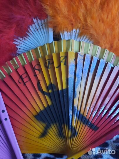 3 веера: 2 из перьев страуса + из дерева, Спешите
